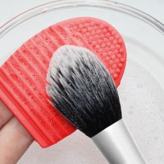 Membersihkan Kuas Makeup